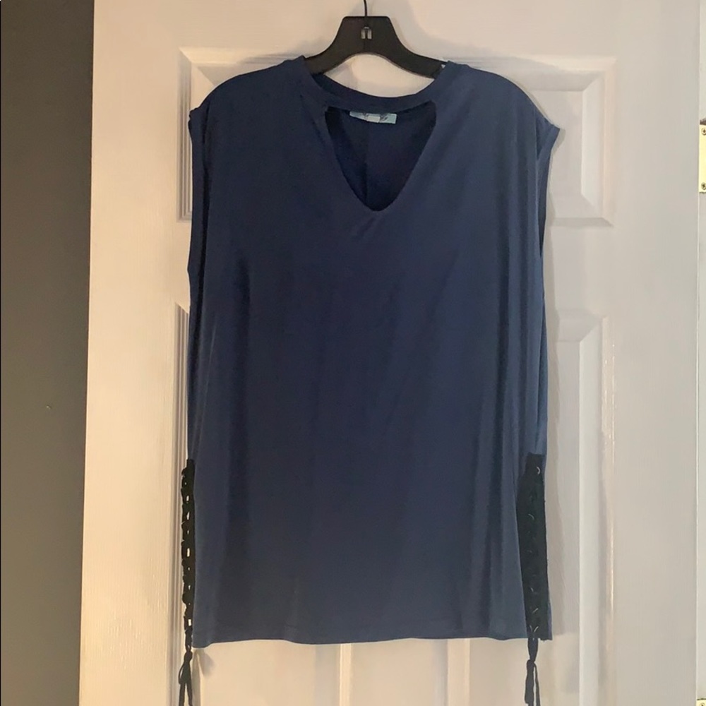 🔹She & Sky🔹Keyhole top with lace up side detail